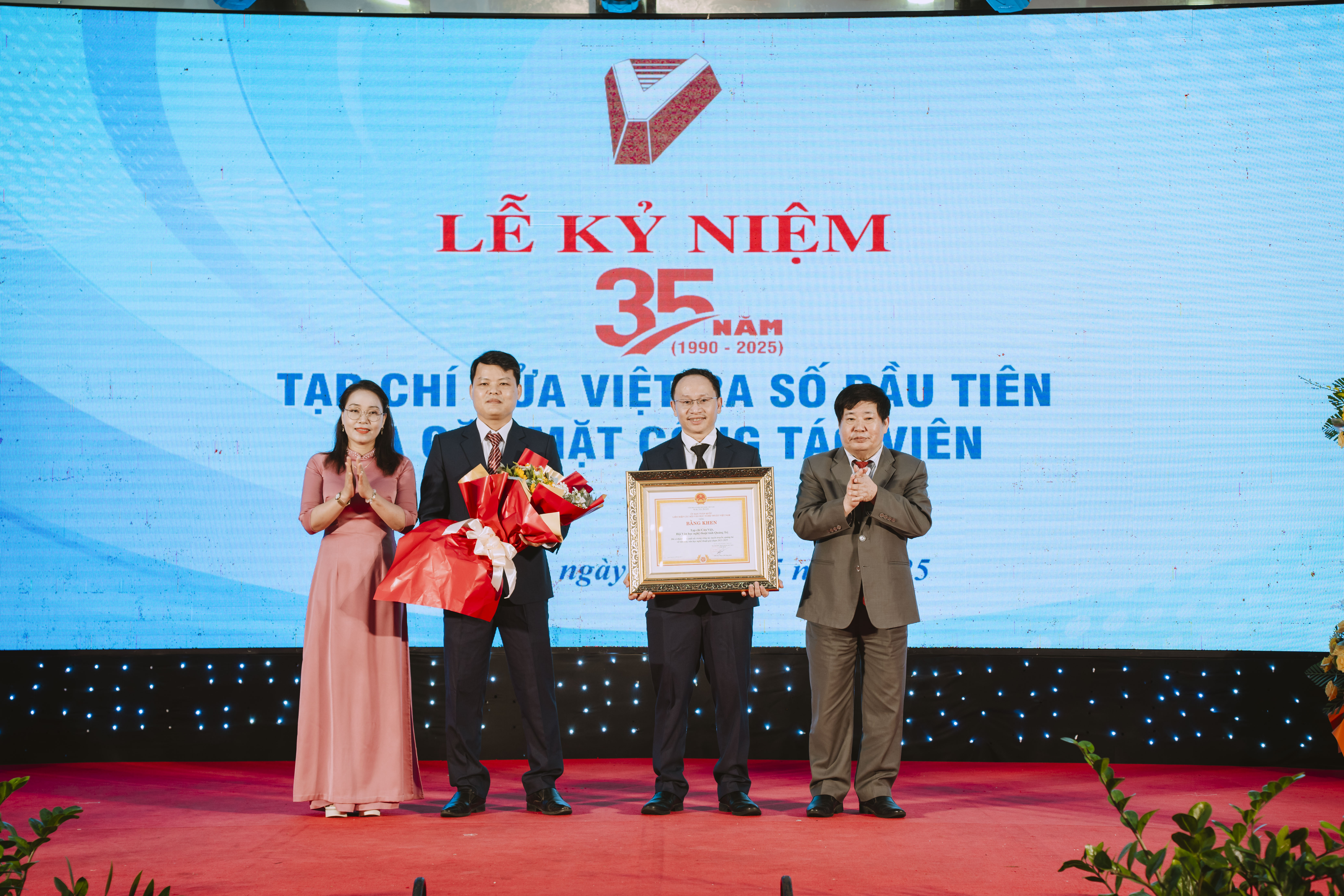Nhân dịp này, Tạp chí vinh dự nhận được Bằng khen của Uỷ ban toàn quốc Liên hiệp các Hội văn học nghệ thuật Việt Nam.